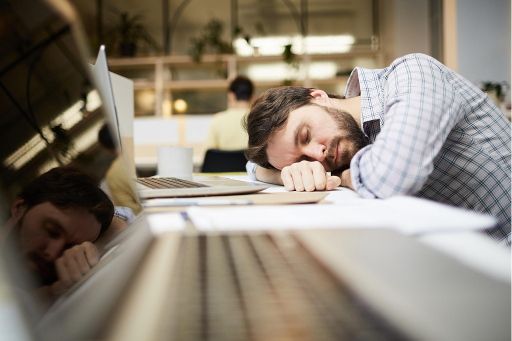 Dormirse o ver series en el trabajo: ¿motivo de despido? Aspectos legales que debes conoce
