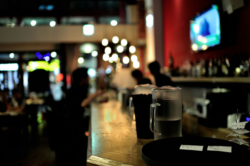 Traspaso de negocio: cómo tributa vender tu bar, tienda o taller